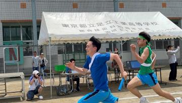 ３学年クラス対抗リレー　２組と３組のアンカー対決