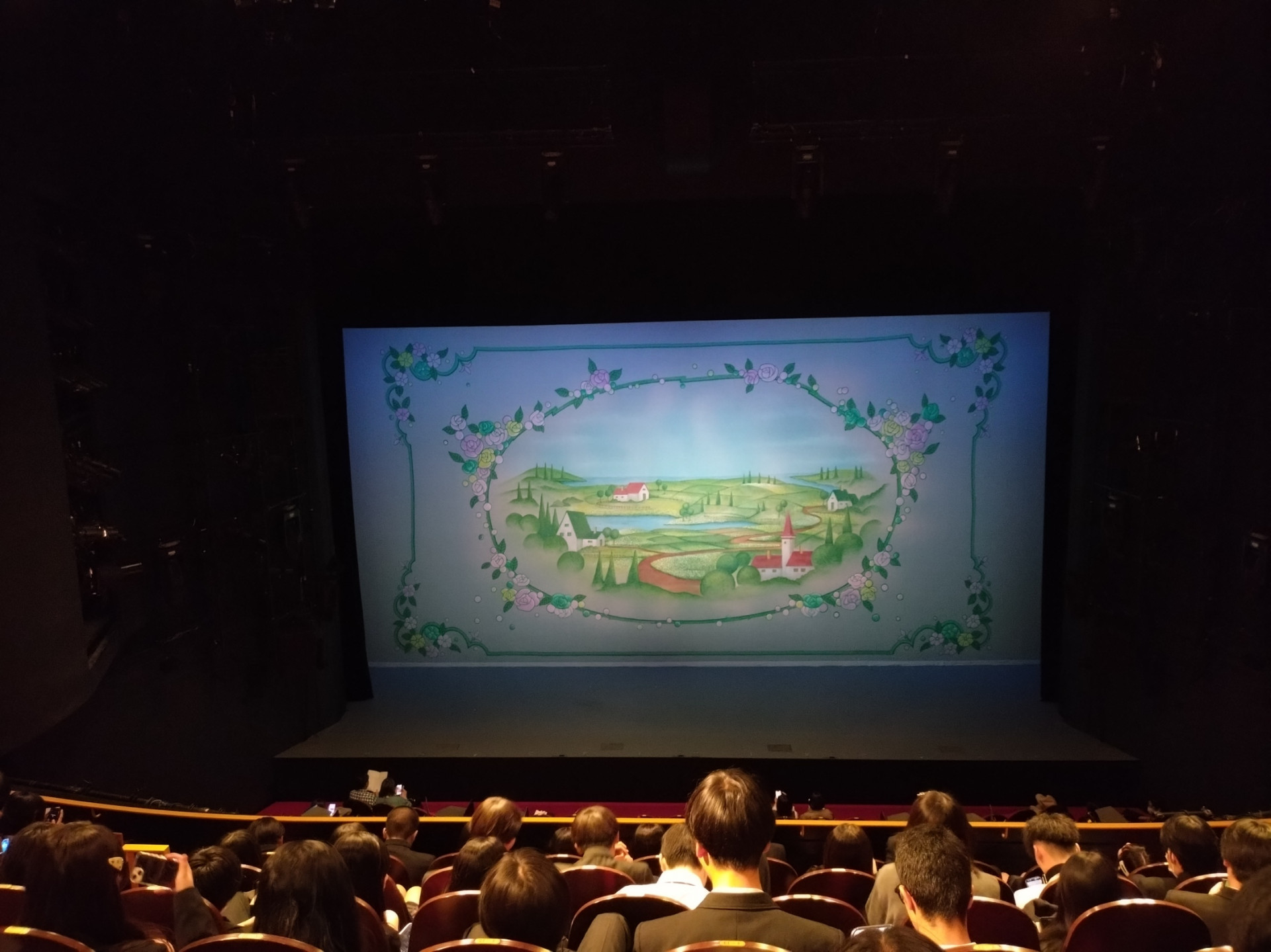 観劇前のホール.JPG