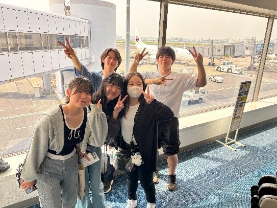 R7_0521（修学旅行・搭乗を待つ様子）