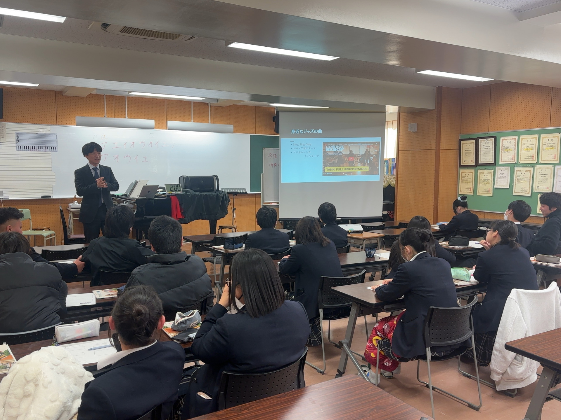 R8_0218（２年生音楽①）