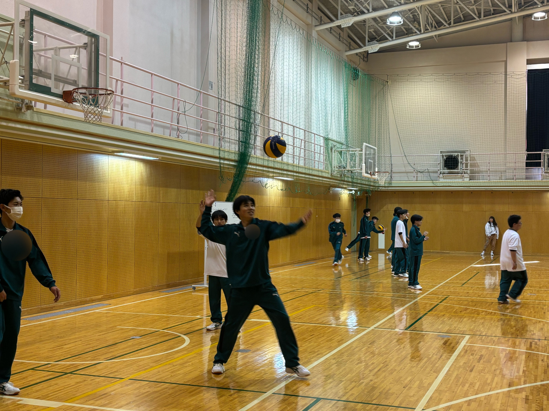 R8_0219（２年生体育バレーボール②）