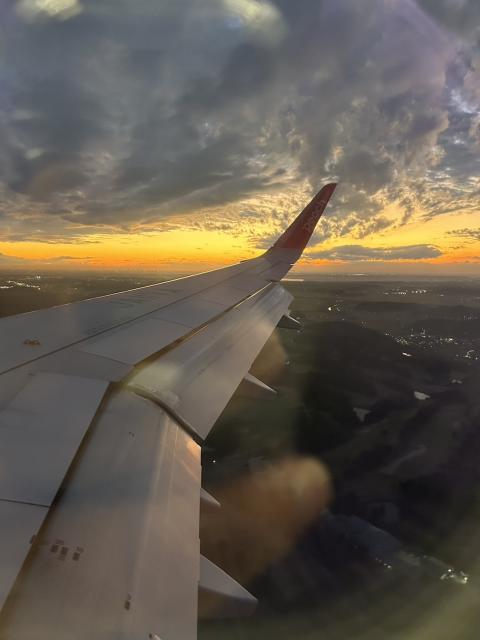 ヒロ　飛行機から見る夕焼け