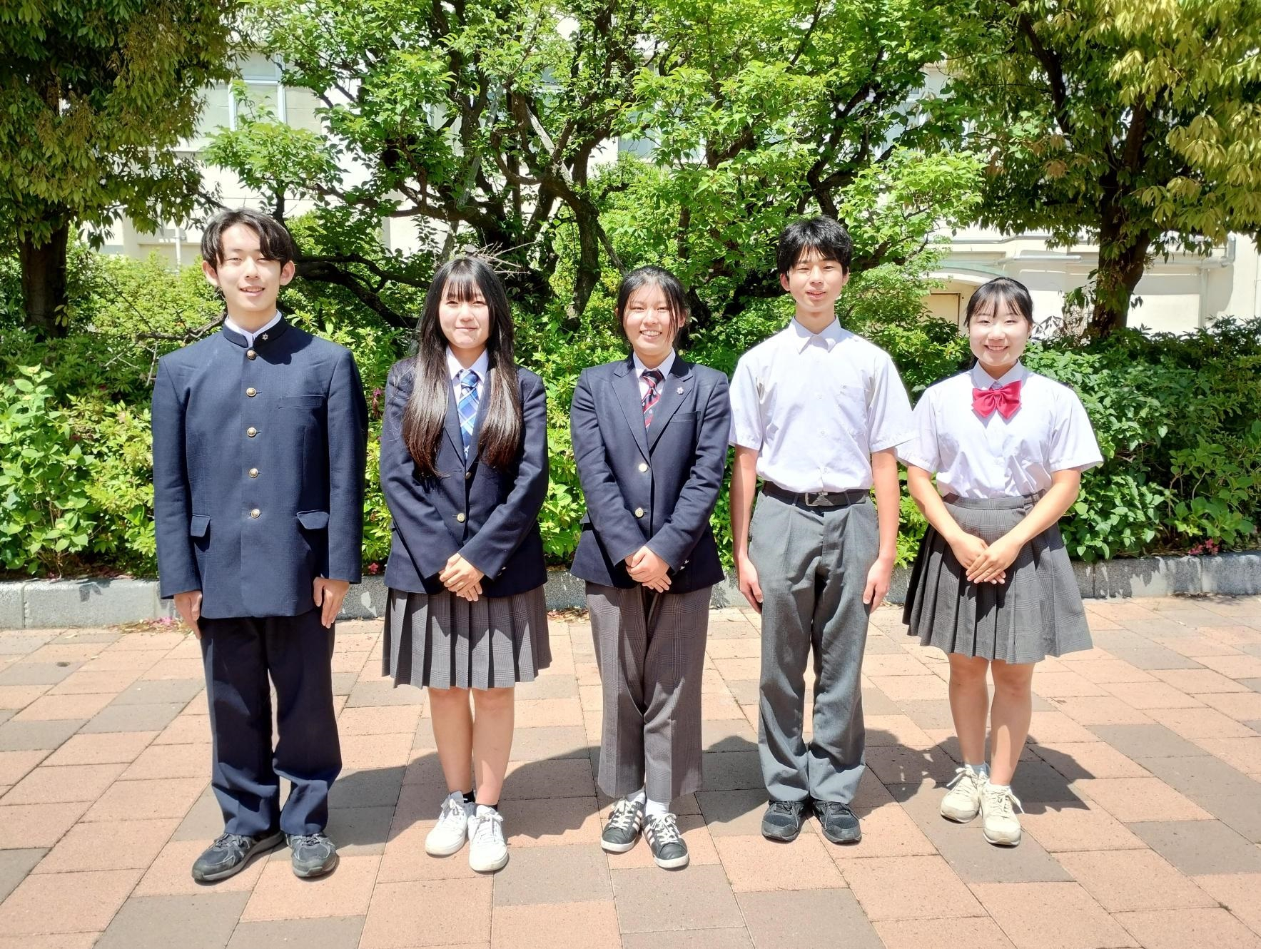 代表的な男女の制服の写真