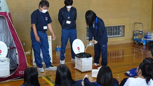 避難所体験_仮設トイレ_20251030_02