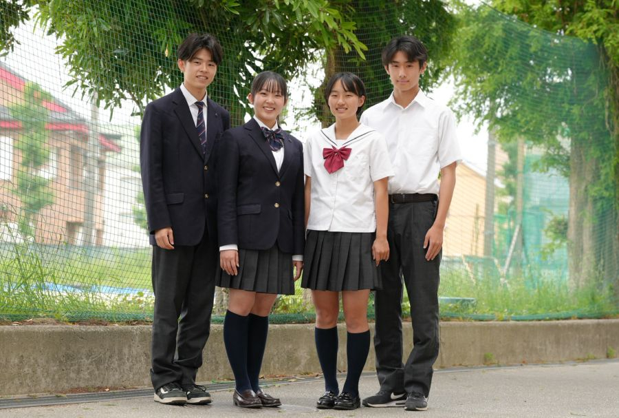 男女の制服の写真