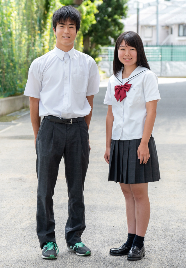 男女の春夏服の写真