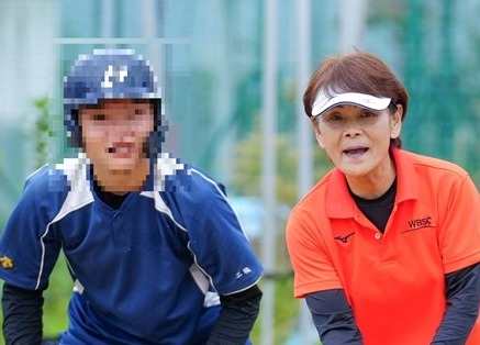 ノックを打つ宇津木さんボカシ