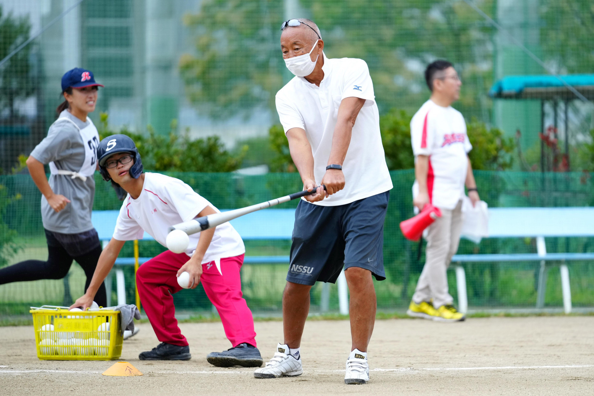 ノックを打つ阿部先生