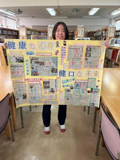 新聞切り抜き作品コンクール　生徒と作品