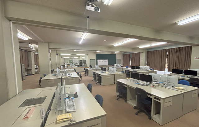 商業実践室（手前：大阪市場・奥：東京市場）