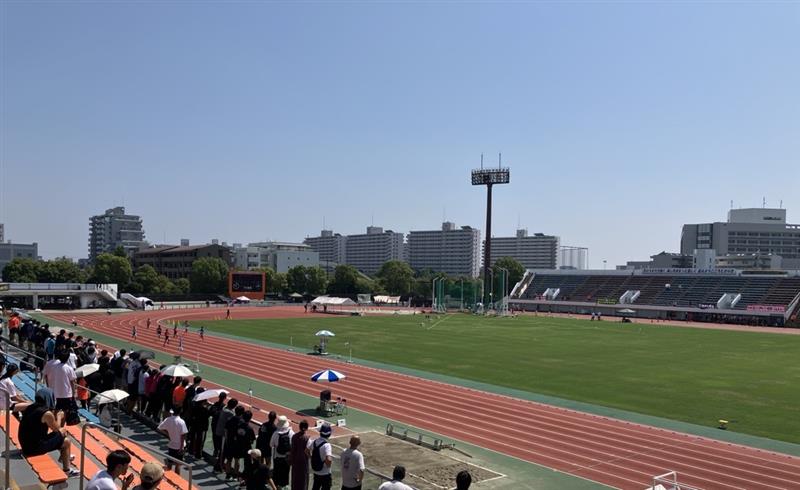 江戸川区陸上競技場での新人大会支部予選の様子