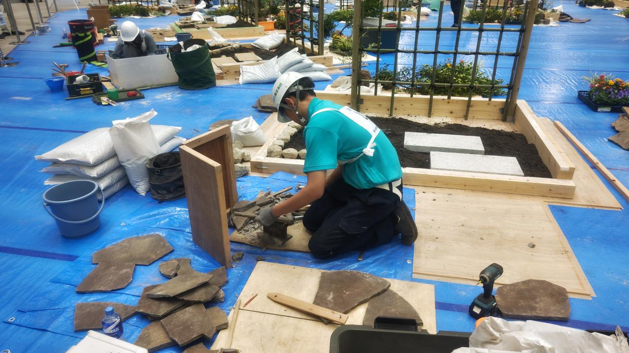 ジャワ鉄平の石加工.JPG