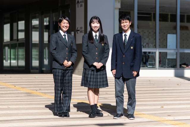 代表的な男女の制服の写真