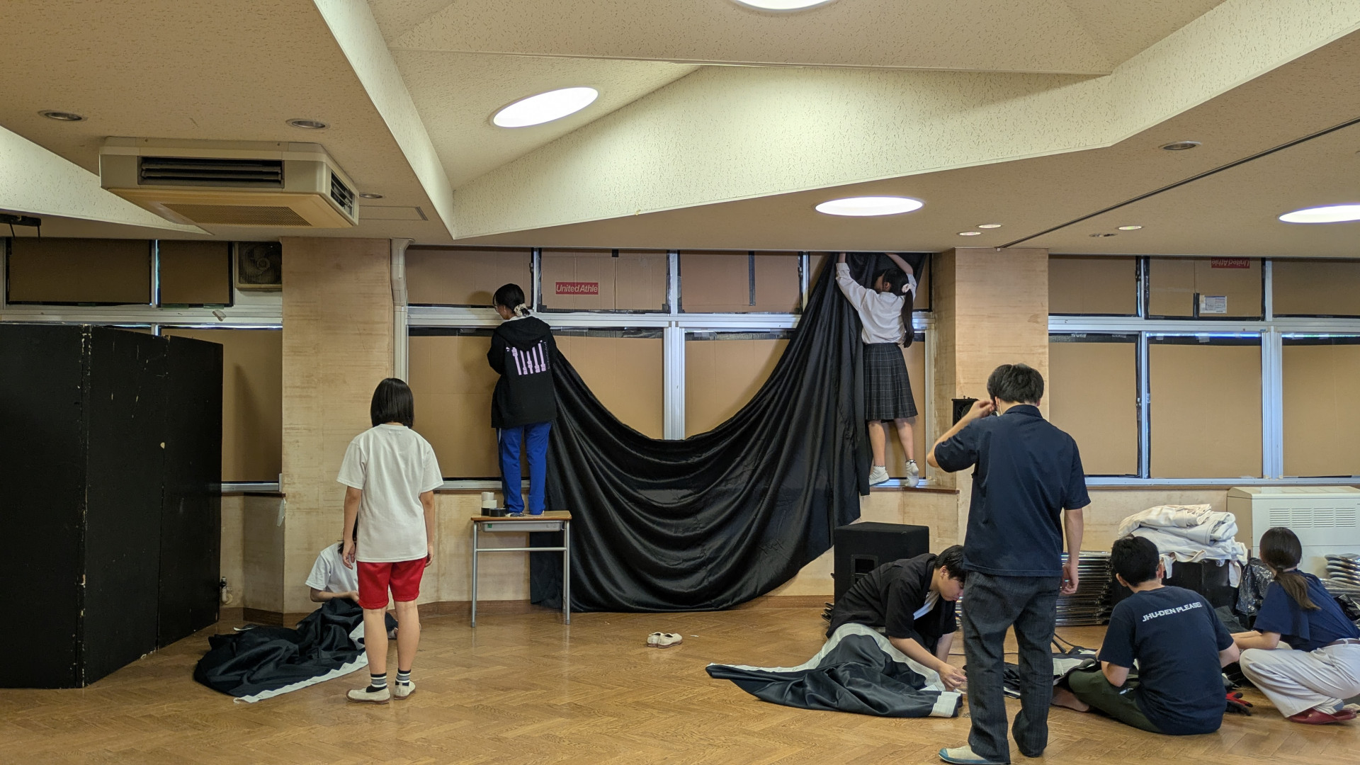 会議室設営３(後ろ姿)