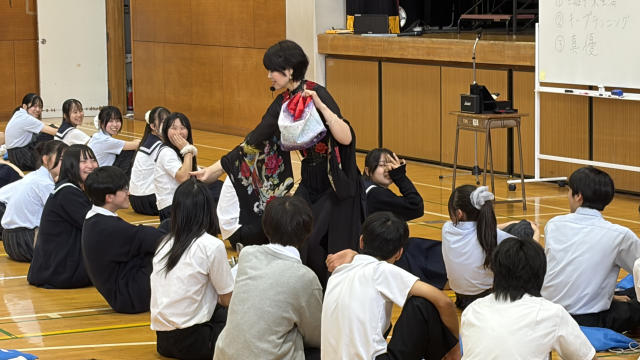 目の前で繰り広げられるパフォーマンスに息をのみます