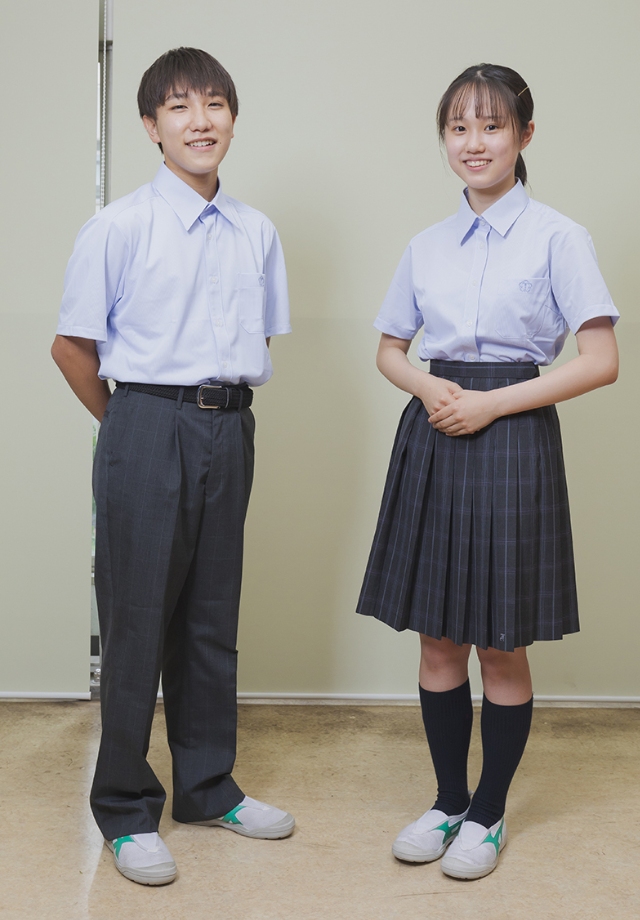 高等学校（準制服）の男女の夏の制服の写真