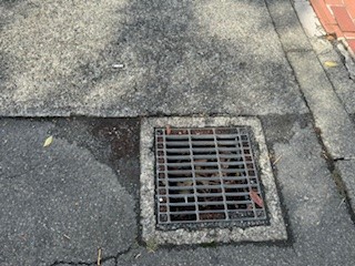 240603正門前ゴミ