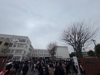 250308正門前