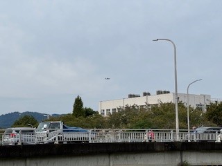 251023校舎と飛行機