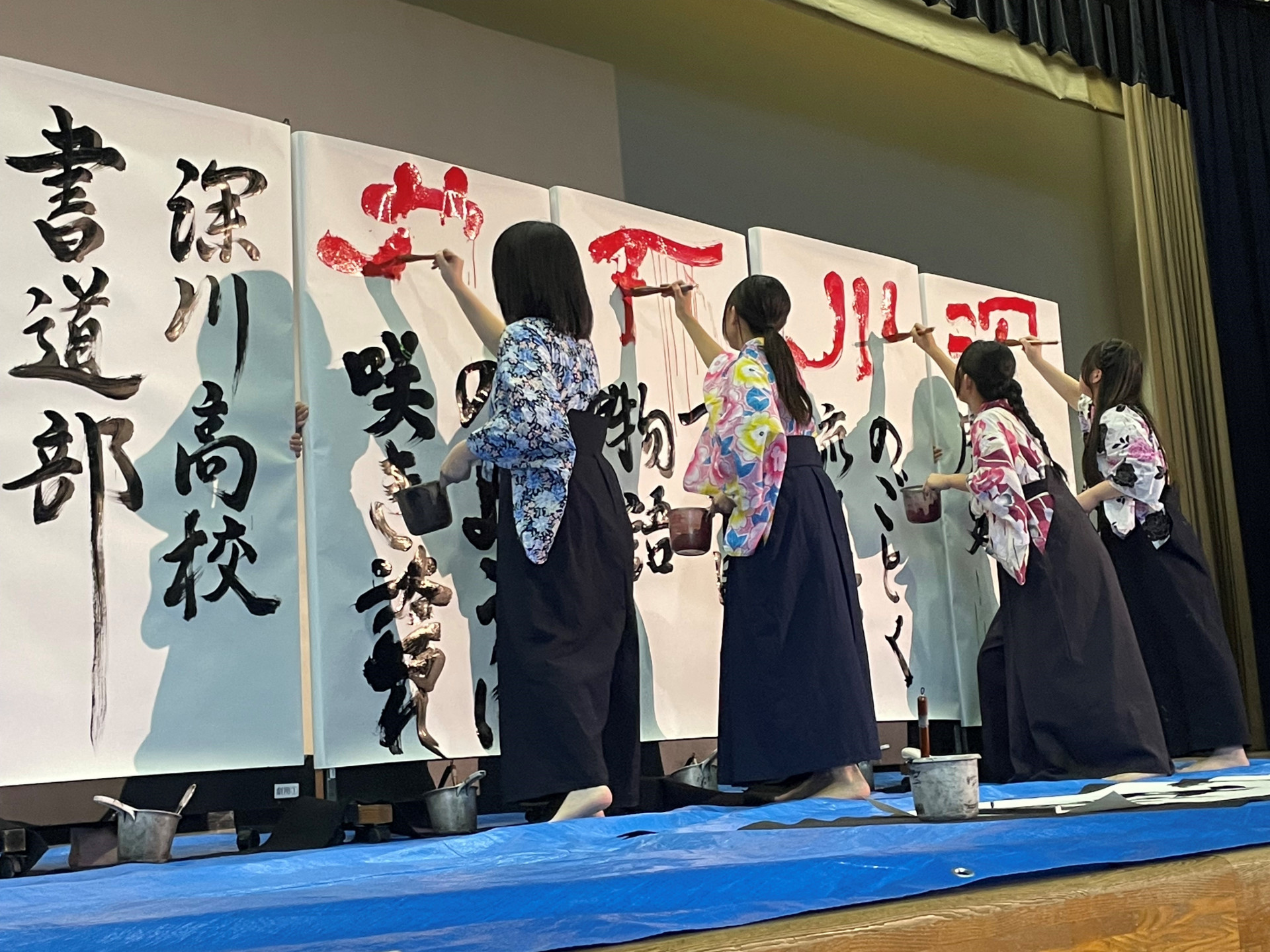 R7_10月学校説明会写真_書道部パフォーマンス４