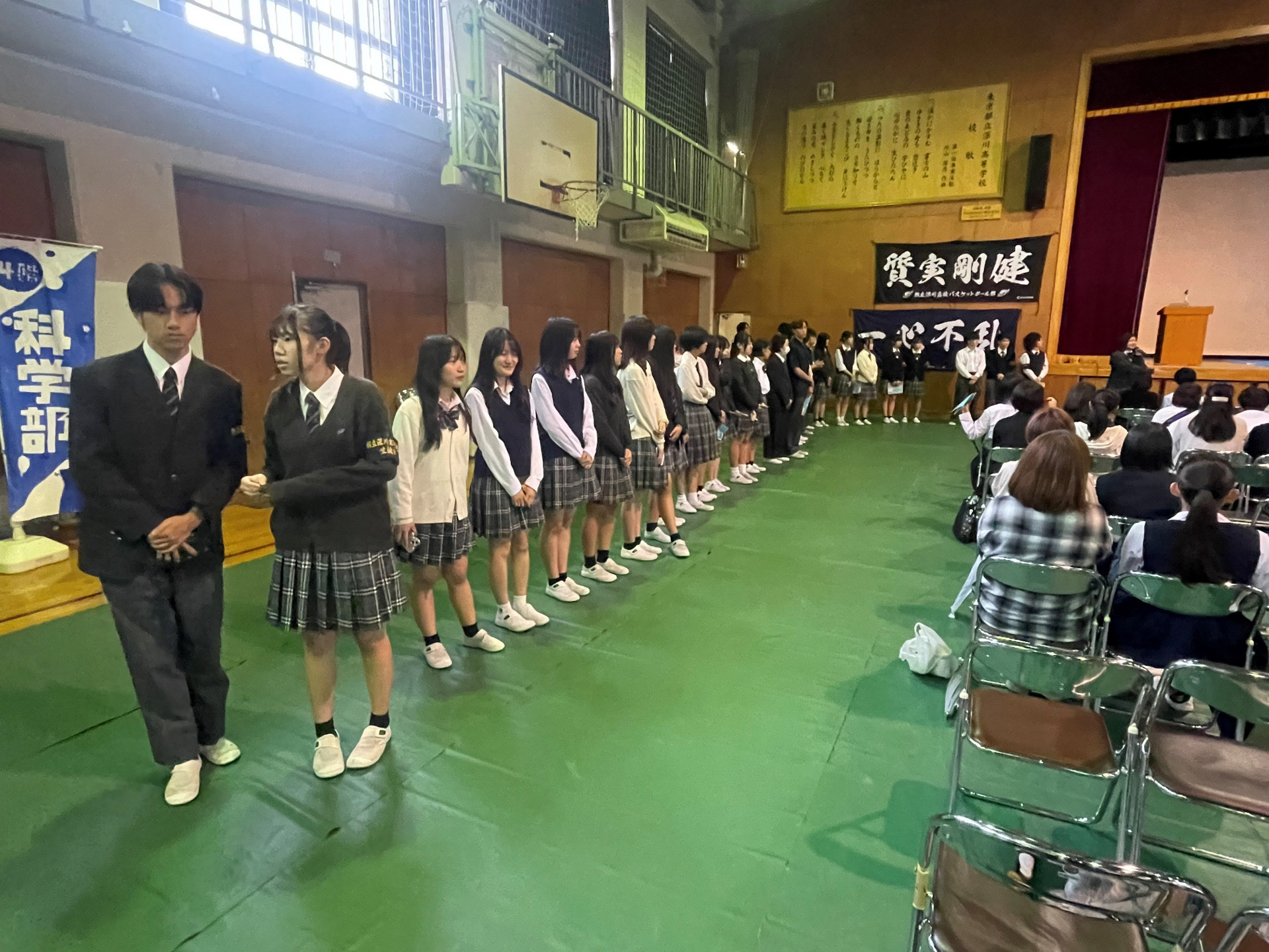 R7_10月学校説明会写真_校舎内案内３