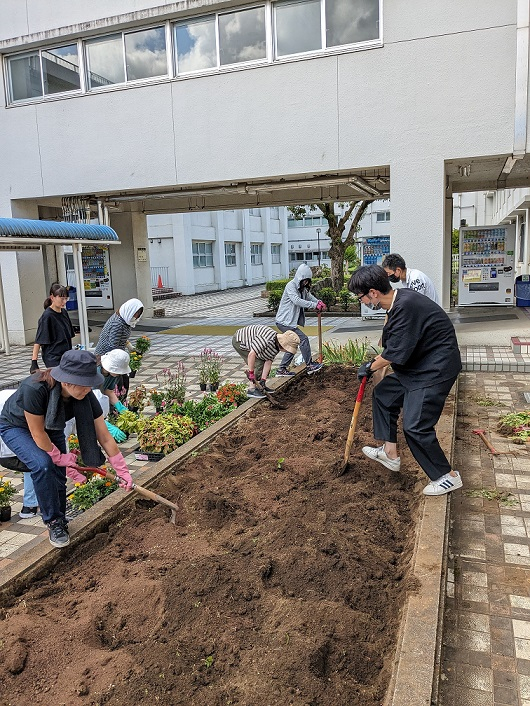 ①土の掘り起こし作業