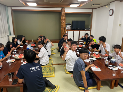 すいかを食べる