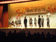 「スタンド・バイ・ミー」を披露