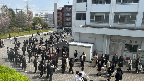 入学式後、恒例の部活動ビラ配りの様子