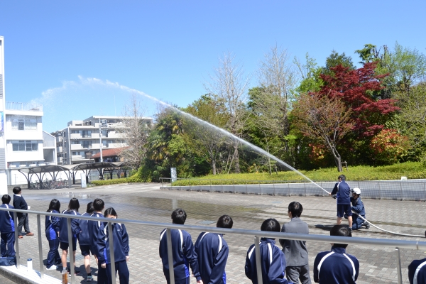 校舎に向かって放水