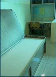 ベッドと学習机＠学生寮