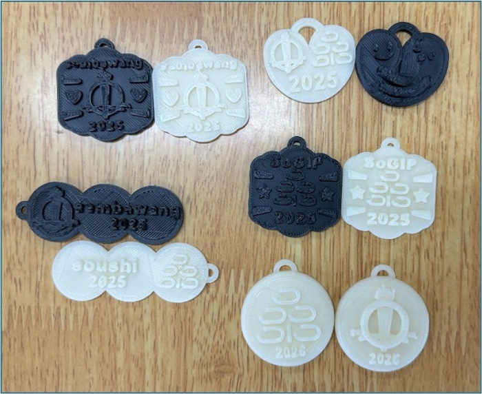 両校のシンボルをモチーフにしたキーホルダー