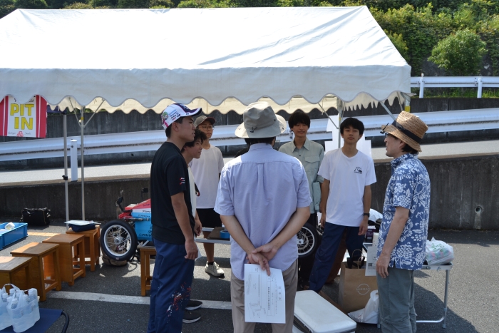 朝の打ち合わせ