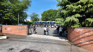 20260428_遠足に出発前のバス_320_4fps