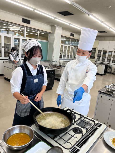 三枚おろしにした鯵を揚げます。