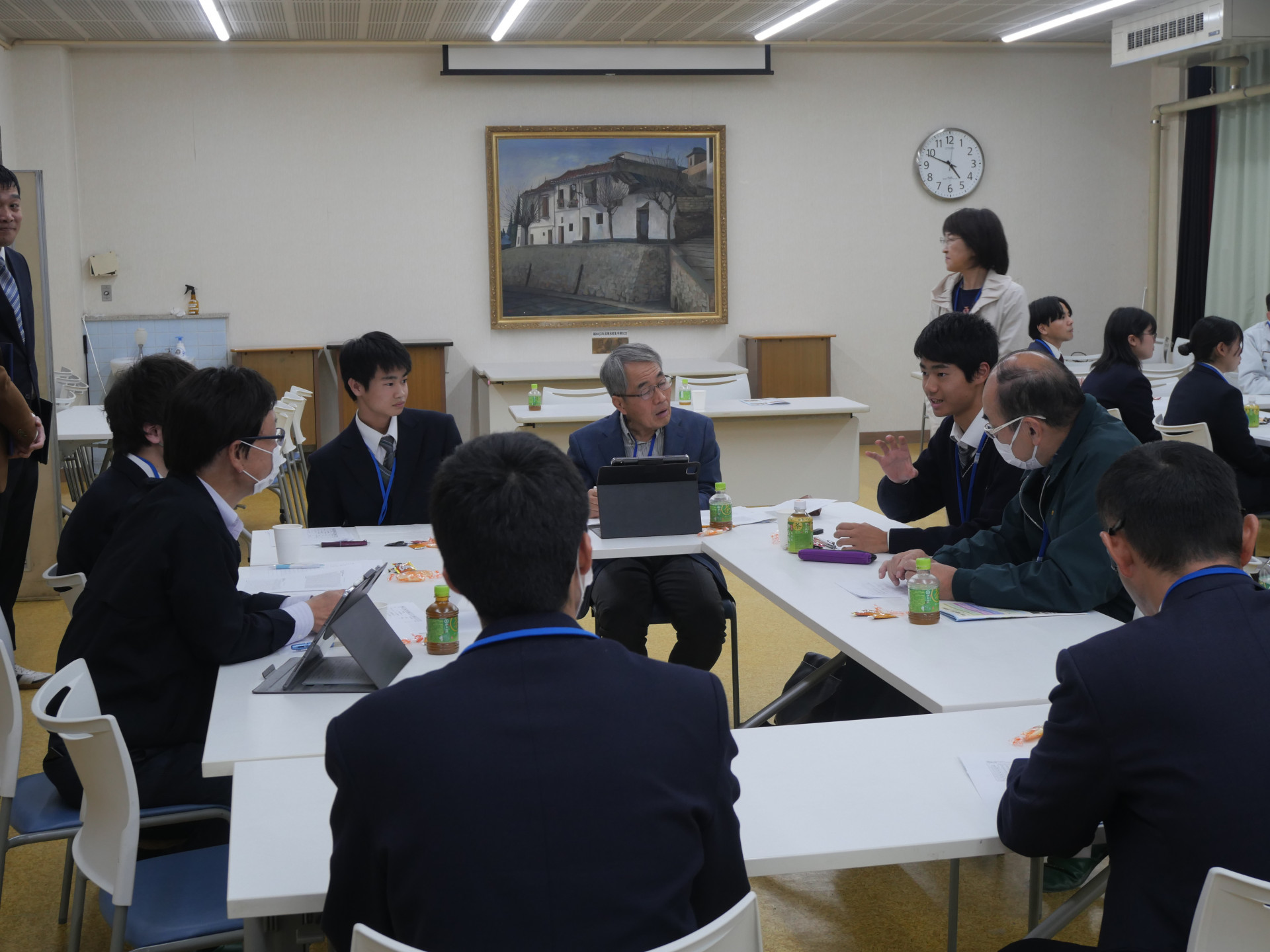 話しあう生徒.JPG