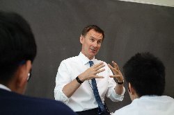 英国外務大臣来校