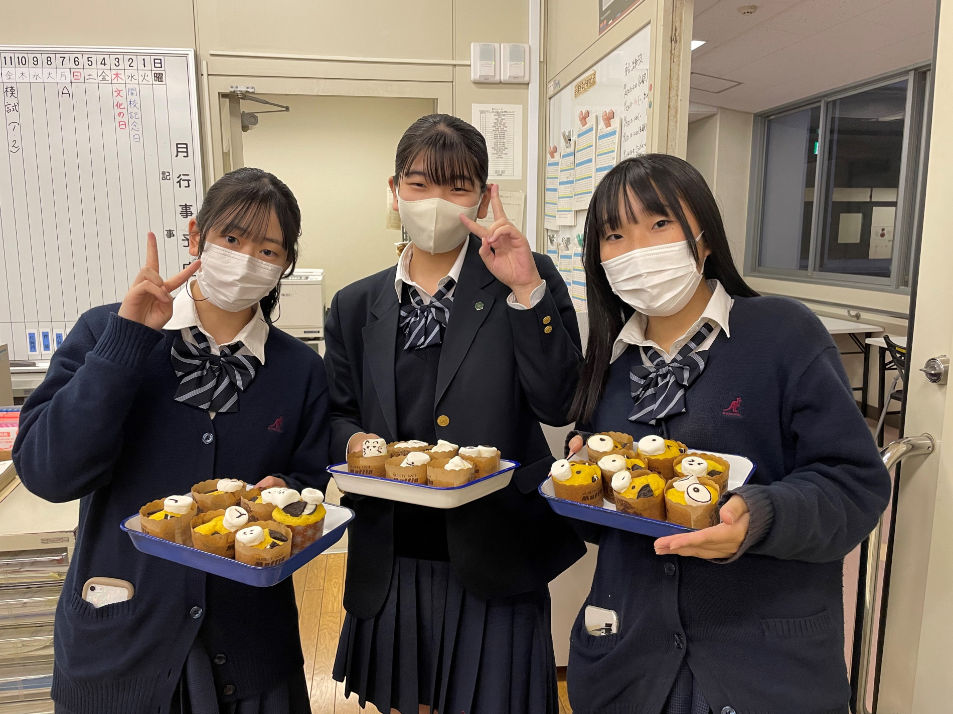 カップケーキをもって