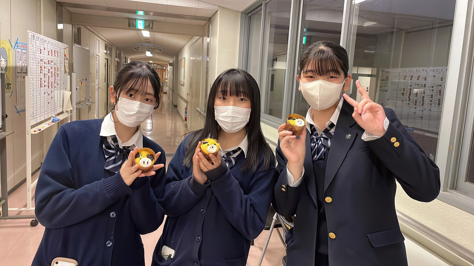 カップケーキをもって２