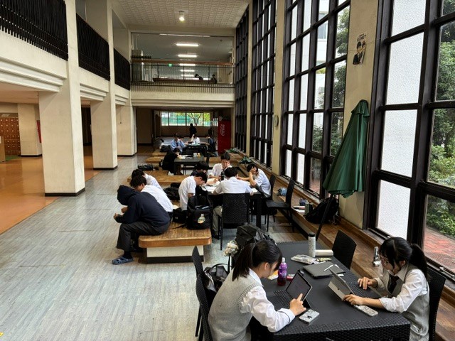 ７５