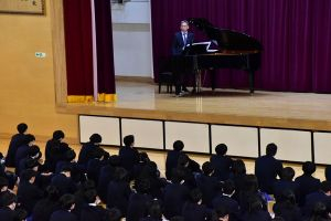 3学期始業式ピアノ.JPG