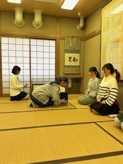 お茶を差し上げる