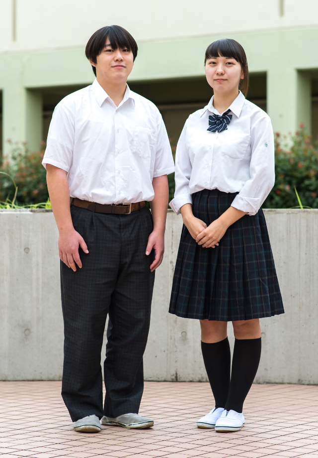 男女の春夏服の写真