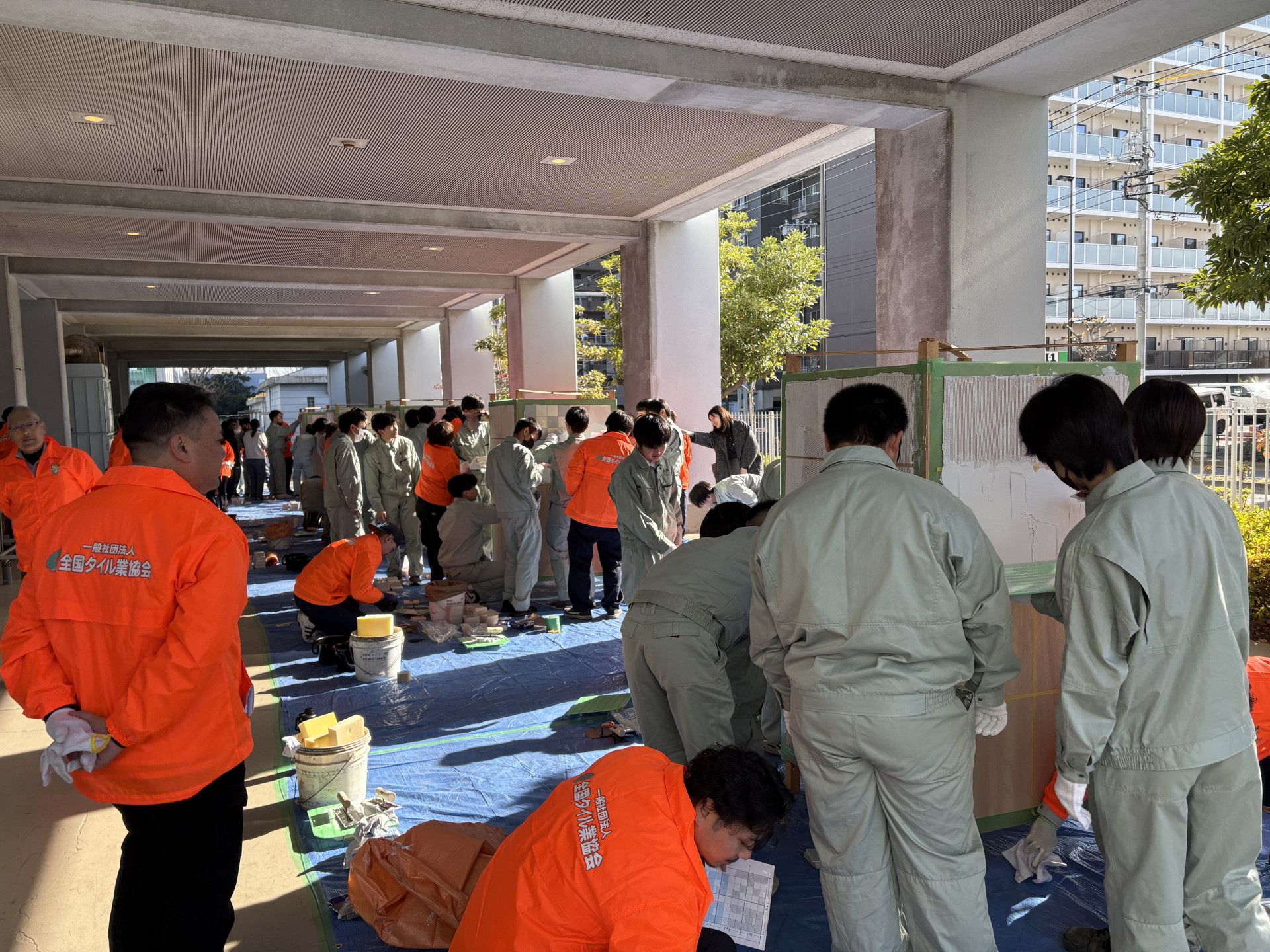 タイル貼り体験①_k0970392@metro.ed.jp