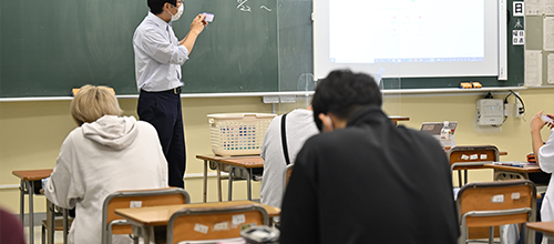 授業が基本の学校生活の写真