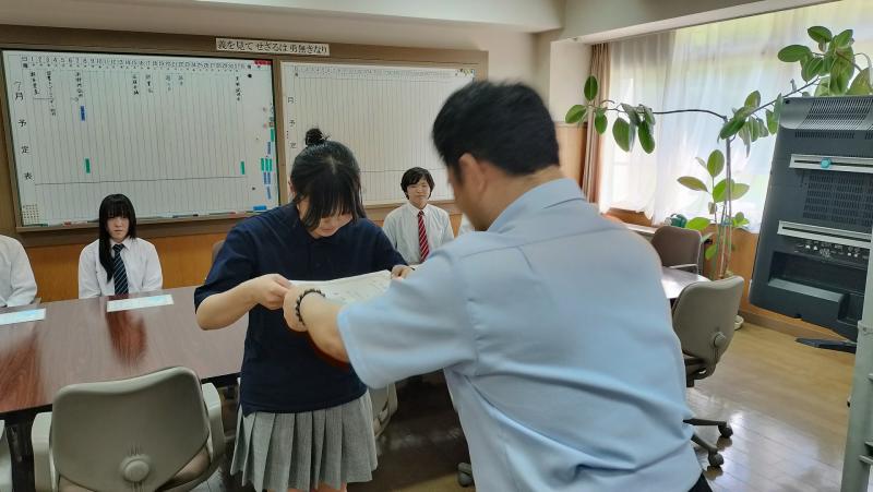３