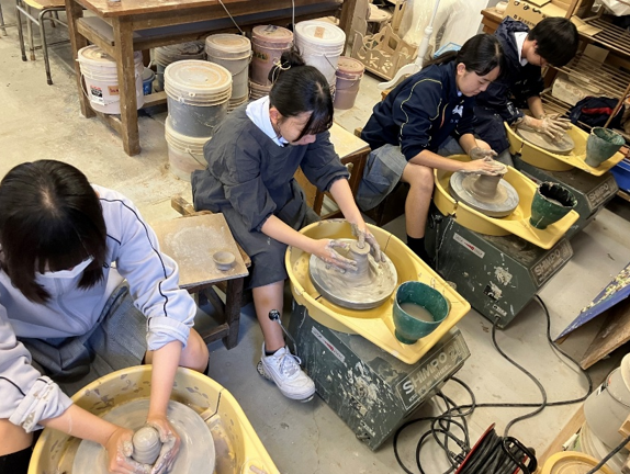 陶芸部ろくろでの制作風景