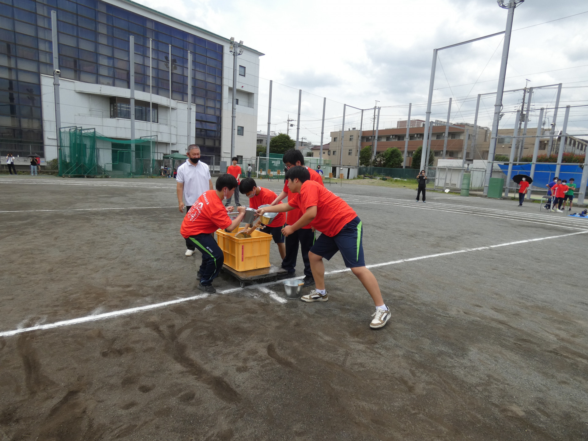 16.1学年バケツリレー.JPG