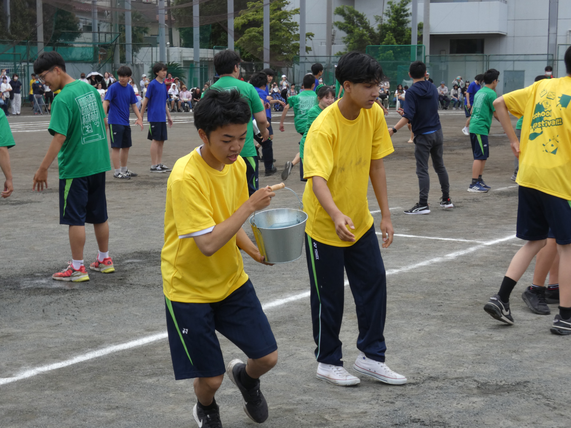 17.1学年バケツリレー.JPG