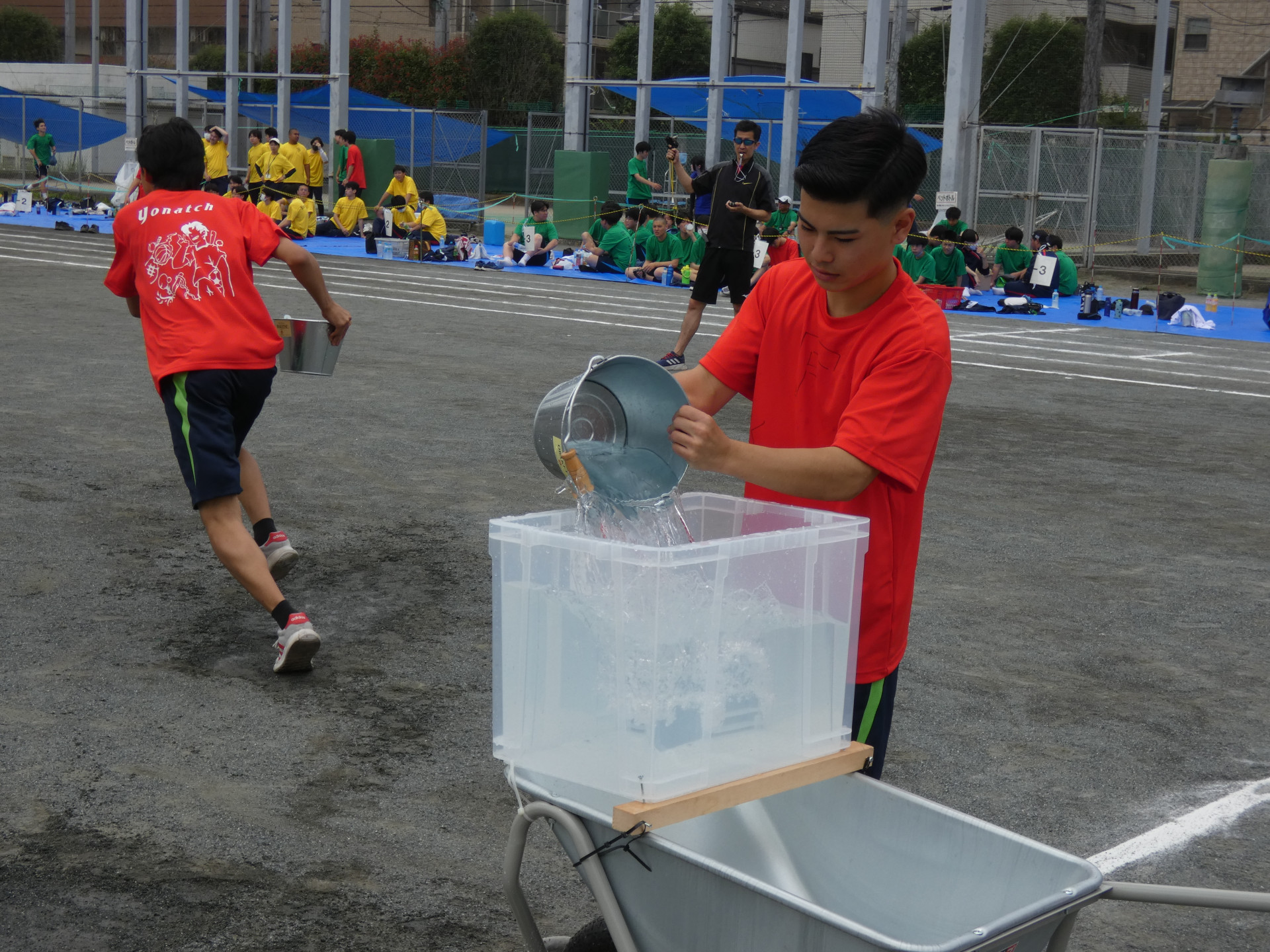 18.1学年バケツリレー.JPG